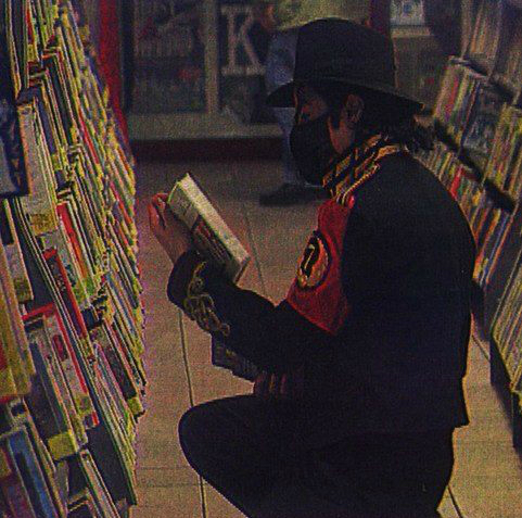 Michael Jackson reading in library (rare)♥