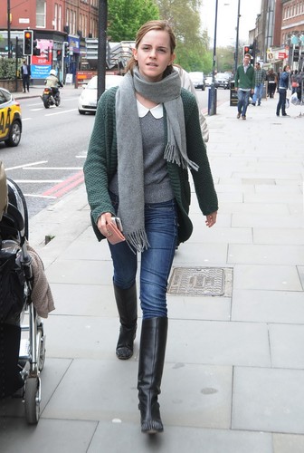  Out in Londra - May 8, 2012