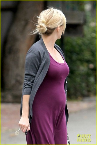  Reese Witherspoon: Pregnant in Purple