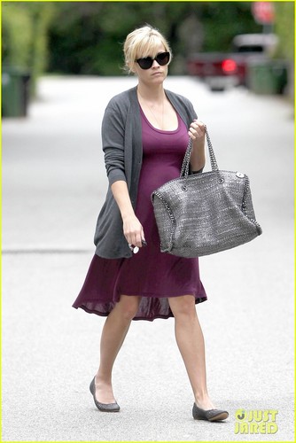  Reese Witherspoon: Pregnant in Purple