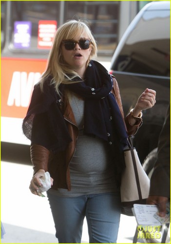  Reese Witherspoon Walks the 狗 Before Leaving L.A.
