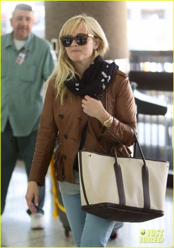  Reese Witherspoon Walks the anjing Before Leaving L.A.