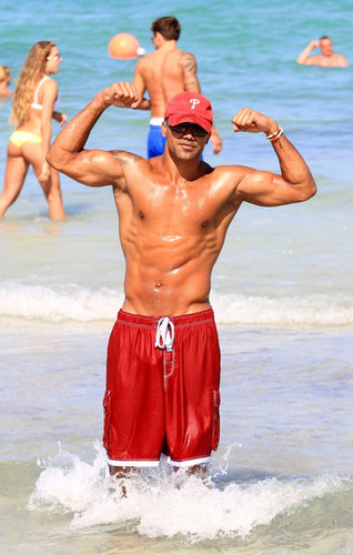  Shemar Moore Flexes at the সৈকত