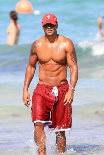  Shemar Moore Flexes at the ビーチ