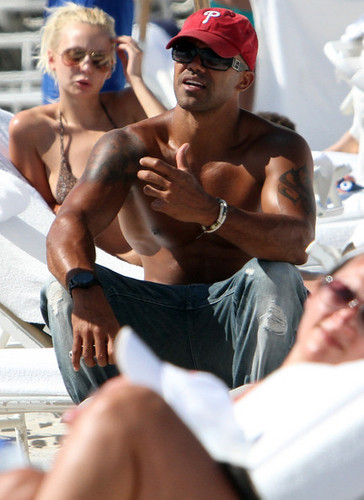  Shemar Moore दिखाना Off His Sculpted समुद्र तट Bod