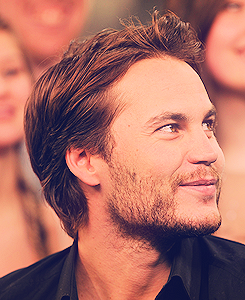 Taylor Kitsch in New Музыка Live