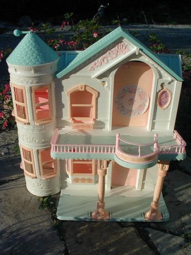  Vintage dollhouse