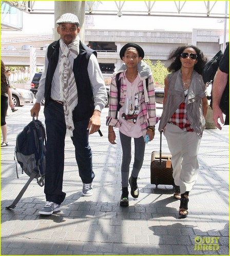  Willow Smith Catches a Flight at LAX with Mom & Dad
