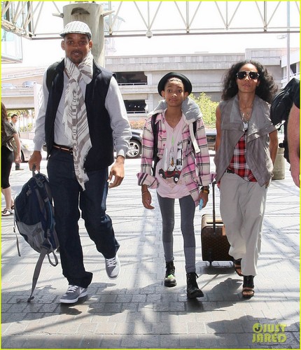  Willow Smith Catches a Flight at LAX with Mom & Dad