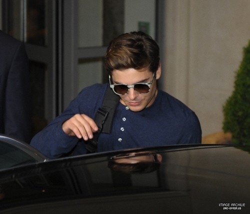  ZAC EFRON LEAVES HOTEL IN ロンドン ON APRIL 24