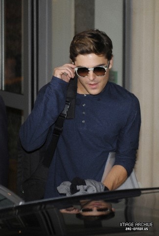  ZAC EFRON LEAVES HOTEL IN Londres ON APRIL 24