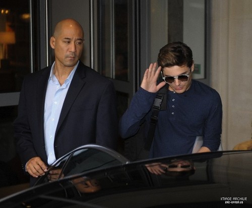  ZAC EFRON LEAVES HOTEL IN Лондон ON APRIL 24