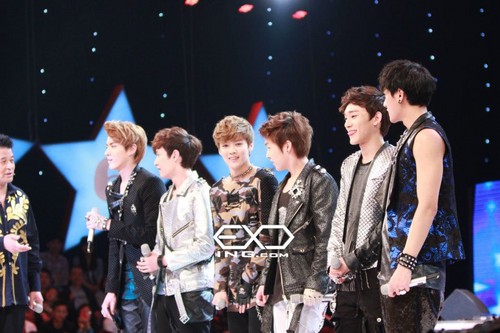  120422 EXO-M in звезда Road