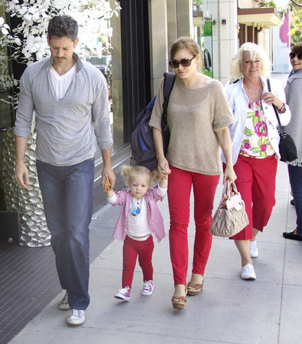  Amy Adams And Family Out For Lunch In Beverly Hills