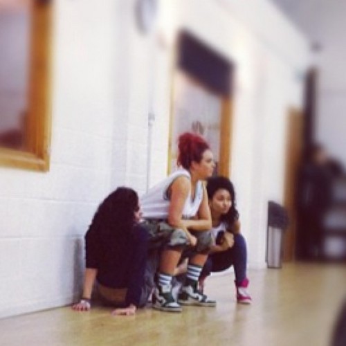  Behind the scenes of Little Mix's muziek video for new single "Wings"(?).