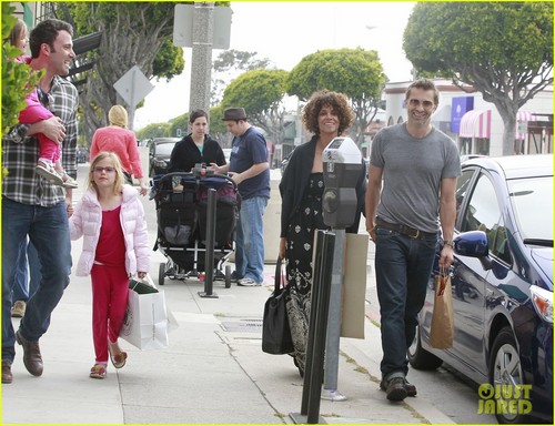  Ben Affleck & Halle Berry: Santa Monica Meetup!