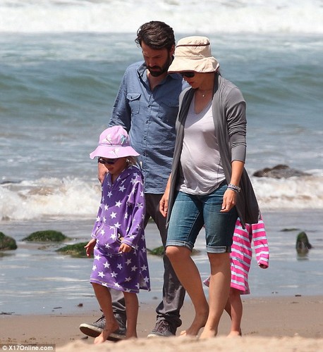  Ben, Jen and their 3 kids at the пляж, пляжный