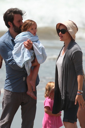  Ben, Jen and their 3 kids at the 海滩