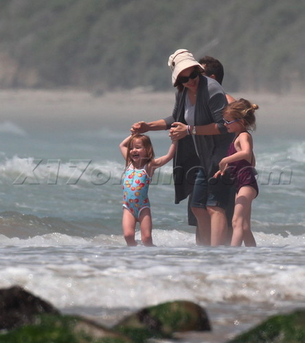  Ben, Jen and their 3 kids at the пляж, пляжный