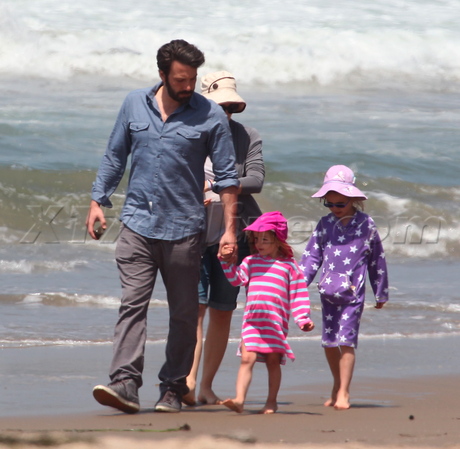  Ben, Jen and their 3 kids at the ساحل سمندر, بیچ
