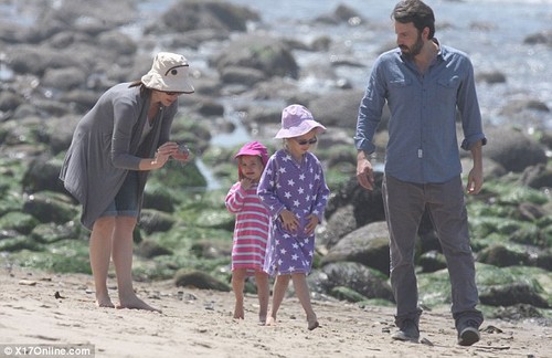  Ben,Jen and their 3 kids at the пляж, пляжный