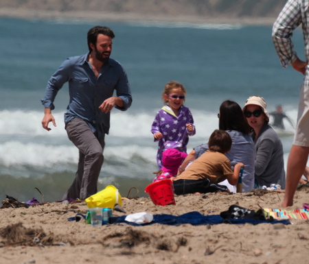  Ben,Jen and their 3 kids at the bờ biển, bãi biển