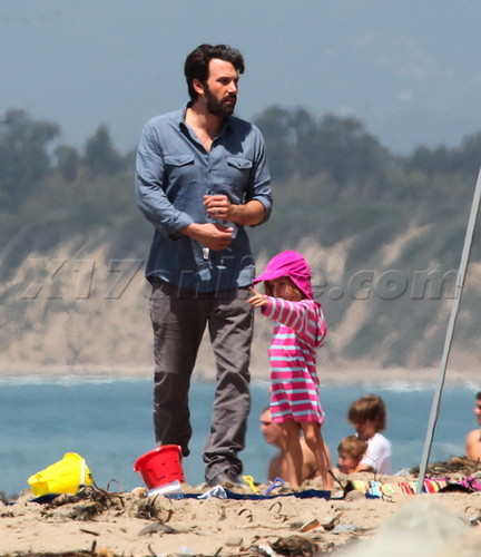  Ben,Jen and their 3 kids at the 海滩