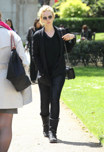  Carey Mulligan Out For A Walk In लंडन May 15,2012