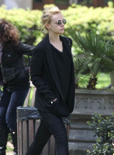  Carey Mulligan Out For A Walk In 伦敦 May 15,2012