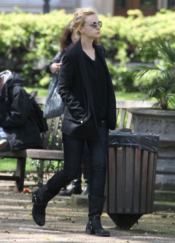  Carey Mulligan Out For A Walk In 伦敦 May 15,2012