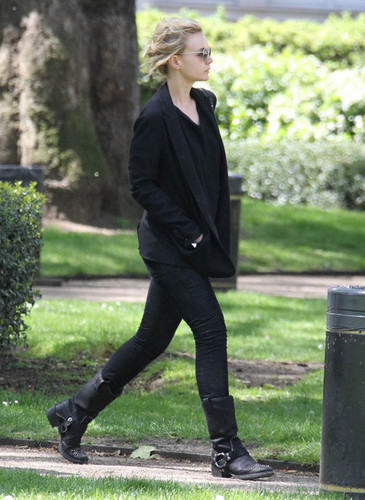  Carey Mulligan Out For A Walk In London May 15,2012