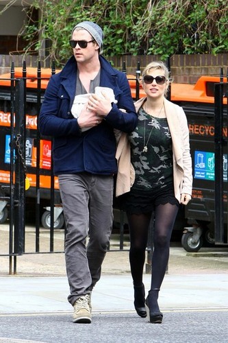  Chris Hemsworth & Elsa Step Out With Baby India