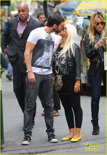  Christina Aguilera & Matt Rutler: Kissy Couple in Soho