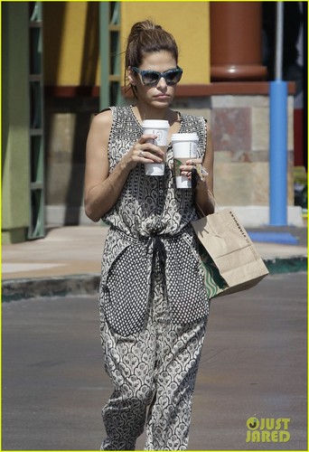  Eva Mendes: Starbucks Stop