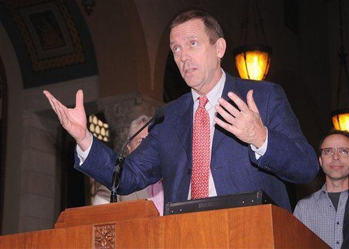  Hugh Laurie- House M.D. honored によって the LA City Council 16.05.2012