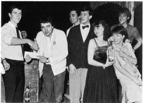  Hugh Laurie being presented the Perrier Comedy award sa pamamagitan ng Rowan Atkinson. Emma Thompson & Stephen Fry