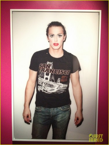  James Franco: Shirtless Drag reyna for 'Rebel' Exhibit!