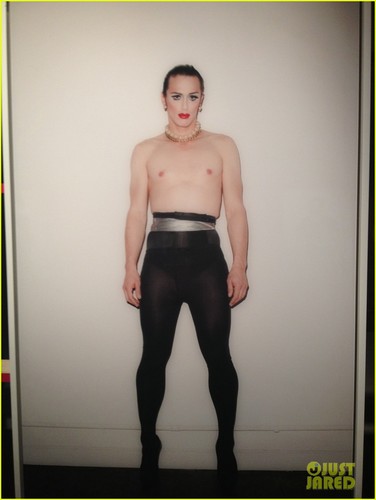  James Franco: Shirtless Drag কুইন for 'Rebel' Exhibit!