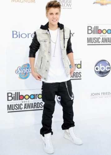 Justin Bieber Billboard Musica Awards white carpet 2012