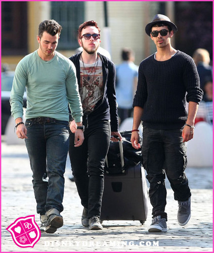  Kevin Jonas And Joe Jonas Go Out To Eat In New York City On May 1, 2012.