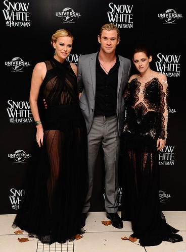  Kristen at the লন্ডন premiere of "Snow White and the Huntsman" {14/05/12 - Inside}