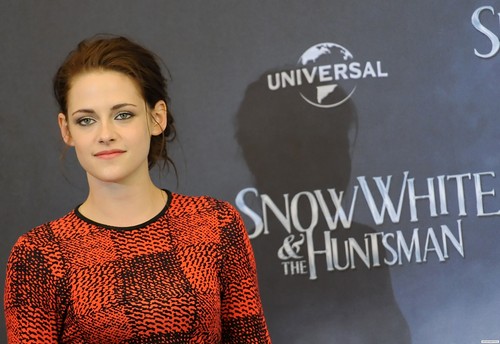  Kristen at the "Snow White and the Huntsman" Berlin प्रशंसक Event - May 16th 2012.