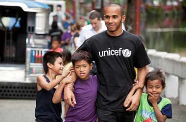  Lewis Hamilton visits Manila for 축구 Aid 2012