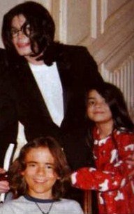  Michael Jackson with his sons Prince and Blanket Jackson