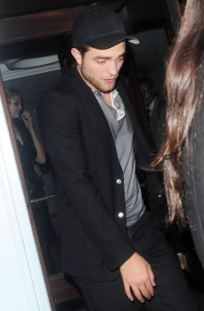  New Pics of Rob leaving A Londra Club Monday