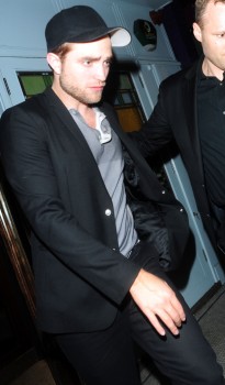  New Pics of Rob leaving A 伦敦 Club Monday