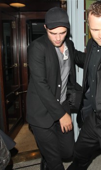  New Pics of Rob leaving A Londra Club Monday