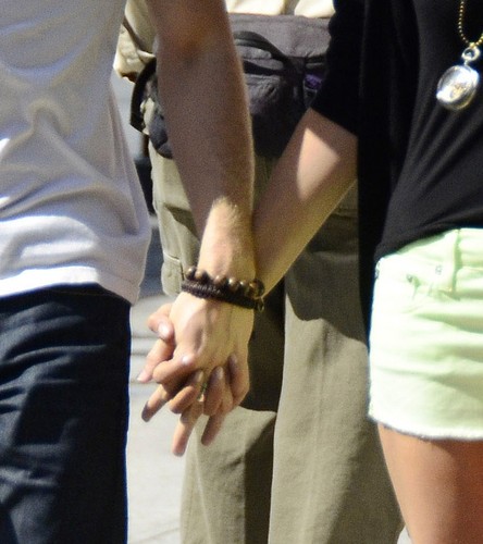  Nian♥holding hands♥