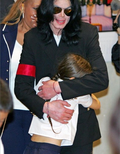  Paris hugging her daddy Michael Jackson