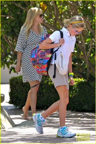  Reese Witherspoon: Brentwood School Pick-Up!